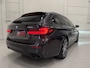 BMW 5-Serie Touring 530e xDrive High Exe PANO/TREKHAAK/H&K/360CAMERA/ACC/19"M-SPORT BREEDSET/LED-ADAPTIVE/LEER-SPORT/SFEER/CARPLAY/SHADOW-LINE/SOPHISTOGRAU/NET OH BEURT GEHAD BIJ BMW DEALER