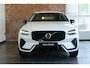 Volvo XC60 2.0 T6 Plug-in hybrid AWD Plus Dark | Elektrisch glazen panorama-dak | Rondomzicht camera | Trekhaak elektrisch uitklapbaar | Elektrisch verstelbare voorstoelen met geheugen | Adaptieve cruise control | Google services | Apple Carplay & Android Auto | Dodehoek detectie | Lederen bekleding | Keyless Entry | Stoel- en stuurverwarming |