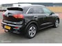 Kia Niro EV e-Niro ExecutiveLine 64 kWh, SOH 100 %, Leer, Trekhaak, Stoel-stuurverwarming, Cruise, Clima, Navi, App connect, Donker glas, Pdc voor + achter + Camera,
