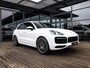 Porsche Cayenne 3.0 E-Hybrid Platinum Edition | SPORTDESIGN | SPORTCHRONO | SPORTUITLAATSYSTEEM | PANORAMA/SCHUIF-KANTELDAK | PASM LUCHTVERING | 21 INCH | 18-WEG STOELEN | ACHTERUITRIJCAMERA | ADAPTIVE CRUISE CONTROL | CARRARAWIT |