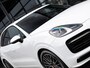 Porsche Cayenne 3.0 E-Hybrid Platinum Edition | SPORTDESIGN | SPORTCHRONO | SPORTUITLAATSYSTEEM | PANORAMA/SCHUIF-KANTELDAK | PASM LUCHTVERING | 21 INCH | 18-WEG STOELEN | ACHTERUITRIJCAMERA | ADAPTIVE CRUISE CONTROL | CARRARAWIT |