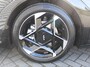 Kia EV4 Fastback GT-PlusLine 81.4 kWh | Schuifdak | Stuur-/stoelverwarming + ventilatie | Camera rondom | Elek. stoelverstelling | Leer | HUD | LED | 19" LM |