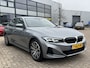 BMW 3-Serie 320e Widescreen Trekhaak Camera Elek Stoelen Leder Stoelverwarming 18 Inch M-Sport Velgen Keyless Led Dab Extra Getint Glas NL Auto Plug In Hybride
