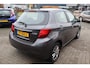 Toyota Yaris 1.3 VVT-i DYNAMIC 5-DEURS AIRCO NAVIGATIE LM-VELGEN PARKEERCAMERA BLUETOOTH 6-SPEED