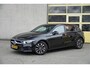 Mercedes-Benz A-klasse 180 5drs Business Solution BJ2022 Lmv 16" | Led V+A | Pdc | Navi | Achteruitrijcamera | Virtual cockpit | Climate control | Cruise control | Sportstoelen | Verwarmde voorstoelen | Zwarte hemel | Getint glas