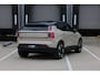 Volvo EX30 Single Motor Extended Range Plus 69 kWh | Verwarmbare voorstoelen en stuurwiel | Premium Audio by Harman Kardon | Getint Glas Achter | Adaptieve Cruise Control & Pilot Assist | Elektrisch bedienbare achterklep | Parkeersensoren voor en achter & camera | Apple carplay / Android auto | 19 inch Lichtmetalen velgen | Warmtepomp