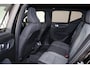 Volvo XC40 B3 Plus Black Edition - Panorama/schuifdak - IntelliSafe Assist & Surround - 360º Camera - Harman/Kardon audio - Verwarmde voorstoelen & stuur - Parkeersensoren voor & achter - Elektr. bedienb. voorstoelen met geheugen links - Draadloze tel. lader - Extra getint glas - Elektr. inklapbare trekhaak - 20' LMV