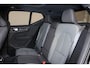 Volvo XC40 B3 Plus Black Edition - Panorama/schuifdak - IntelliSafe Assist & Surround - 360º Camera - Harman/Kardon audio - Verwarmde voorstoelen & stuur - Parkeersensoren voor & achter - Elektr. bedienb. voorstoelen met geheugen links - Draadloze tel. lader - Extra getint glas - Elektr. inklapbare trekhaak - 20' LMV