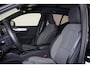 Volvo XC40 B3 Plus Black Edition - Panorama/schuifdak - IntelliSafe Assist & Surround - 360º Camera - Harman/Kardon audio - Verwarmde voorstoelen & stuur - Parkeersensoren voor & achter - Elektr. bedienb. voorstoelen met geheugen links - Draadloze tel. lader - Extra getint glas - Elektr. inklapbare trekhaak - 20' LMV
