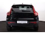 Volvo XC40 B3 Plus Black Edition - Panorama/schuifdak - IntelliSafe Assist & Surround - 360º Camera - Harman/Kardon audio - Verwarmde voorstoelen & stuur - Parkeersensoren voor & achter - Elektr. bedienb. voorstoelen met geheugen links - Draadloze tel. lader - Extra getint glas - Elektr. inklapbare trekhaak - 20' LMV