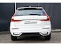 Volvo XC60 T6 Plug-in hybrid AWD Plus Dark | Trekhaak | Rondom zichtcamera | Verwarmbare voorstoelen+stuurwiel+achterbank | Premium audio by Harman Kardon | 19 inch Lichtmetalen velgen