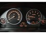 BMW 3-Serie 320i High Executive (STOELVERWARMING, DEALER ONDEROUDEN, CAMERA, CRUISE CONTROL, PARKEERSENSOREN, AUTOMAAT, LEER)