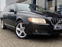 Volvo V70 3.0 T6 AWD Momentum / Automaat / NL-Auto / 6-Cilinder / 286 PK / Vol-Leder / Polestar+ / Cruise-Control / Afneembare-Trekhaak / Premium-Audio / Elektr.-Achterklep / Radio-Autotelefoon / Climate-Control / PDC V+A / 18'' LMV / ENZ.