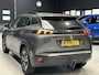 Peugeot 2008 1.5 BlueHDi Blue Lease Allure ORG.NL + NAP I TREKHAAK I NAVI I STOF-LEER I DIGI DISPLAY