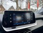 Peugeot 208 100 Pk. Benzine Allure * AUTOMAAT * 1/2 Lederen interieur * Keyless Start Button * Parkeersensoren * Climate & Cruise Control * L.M. Velgen * Apple Carplay / Android Auto * Vingerhoets; Vierde Generatie Eersteklas Service. Al meer dan 100 jaar een begrip in de Brabantse Kempen.