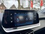 Peugeot 208 100 Pk. Benzine Allure * AUTOMAAT * 1/2 Lederen interieur * Keyless Start Button * Parkeersensoren * Climate & Cruise Control * L.M. Velgen * Apple Carplay / Android Auto * Vingerhoets; Vierde Generatie Eersteklas Service. Al meer dan 100 jaar een begrip in de Brabantse Kempen.