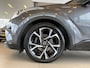 Toyota C-HR 1.8 Hybrid Bi-Tone,Automaat,Navigatie,Achteruitrijcamera,Climate&Cruisecontrol Adaptief,Trekhaak,Spraakbediening,Keyless,Stoelverwarming,V&A Sensoren,DAB,Dealer Onderhouden,18 Inch Lmv