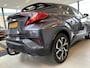 Toyota C-HR 1.8 Hybrid Bi-Tone,Automaat,Navigatie,Achteruitrijcamera,Climate&Cruisecontrol Adaptief,Trekhaak,Spraakbediening,Keyless,Stoelverwarming,V&A Sensoren,DAB,Dealer Onderhouden,18 Inch Lmv