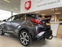 Toyota C-HR 1.8 Hybrid Bi-Tone,Automaat,Navigatie,Achteruitrijcamera,Climate&Cruisecontrol Adaptief,Trekhaak,Spraakbediening,Keyless,Stoelverwarming,V&A Sensoren,DAB,Dealer Onderhouden,18 Inch Lmv