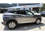 Peugeot 2008 130 Pk Allure * Automaat * Allure * * Navigatie * Keyless Start Button * 1/2 Lederen Interieur * Achteruitrij Parkeer Camera * L.M. Velgen * Climate & Cruise Control * Vingerhoets; Vierde Generatie Eersteklas Service. Al meer dan 100 jaar een begrip in de Brabantse Kempen.