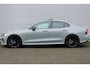 Volvo S60 2.0 B4 Mild Hybrid Plus Dark | Sportchassis (15mm Verlaagd) | 20 Inch Lichtmetalen Velgen | Glazen Schuif-/Kanteldak | Exterieur Styling Kit | Diffusor Met Glossy Black Uitlaat Eindstukken | Getinte Ramen | Power Seats Met Geheugen | Adaptive Cruise COntrol | Pilot Assist | BLIS | Nappa Leder/Open Grid Textiel | Google Services | tuurverwarming | Achterbank Verwarming | Stoelverwarming | Parkeersensoren Voor & Achter | Achteruitrijcamera |
