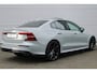Volvo S60 2.0 B4 Mild Hybrid Plus Dark | Sportchassis (15mm Verlaagd) | 20 Inch Lichtmetalen Velgen | Glazen Schuif-/Kanteldak | Exterieur Styling Kit | Diffusor Met Glossy Black Uitlaat Eindstukken | Getinte Ramen | Power Seats Met Geheugen | Adaptive Cruise COntrol | Pilot Assist | BLIS | Nappa Leder/Open Grid Textiel | Google Services | tuurverwarming | Achterbank Verwarming | Stoelverwarming | Parkeersensoren Voor & Achter | Achteruitrijcamera |