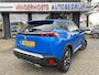 Peugeot 2008 130 Pk. Benzine * AUTOMAAT * Allure L.M. Velgen * Keyless Start Button * Climate & Cruise Control * 1/2 Lederen Interieur * Parkeersensoren * Vingerhoets; Vierde Generatie Eersteklas Service. Al meer dan 100 jaar een begrip in de Brabantse Kempen.