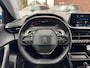 Peugeot 2008 130 Pk. Benzine * AUTOMAAT * Allure L.M. Velgen * Keyless Start Button * Climate & Cruise Control * 1/2 Lederen Interieur * Parkeersensoren * Vingerhoets; Vierde Generatie Eersteklas Service. Al meer dan 100 jaar een begrip in de Brabantse Kempen.