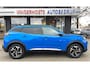 Peugeot 2008 130 Pk. Benzine * AUTOMAAT * Allure L.M. Velgen * Keyless Start Button * Climate & Cruise Control * 1/2 Lederen Interieur * Parkeersensoren * Vingerhoets; Vierde Generatie Eersteklas Service. Al meer dan 100 jaar een begrip in de Brabantse Kempen.