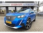 Peugeot 2008 130 Pk. Benzine * AUTOMAAT * Allure L.M. Velgen * Keyless Start Button * Climate & Cruise Control * 1/2 Lederen Interieur * Parkeersensoren * Vingerhoets; Vierde Generatie Eersteklas Service. Al meer dan 100 jaar een begrip in de Brabantse Kempen.