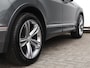 Volkswagen Tiguan 1.5 TSI 150pk DSG Highline 150 pk DSG | R-Line | Navigatie | LED Plus | 19" Sebring velgen | Trekhaak | Elektr. Achterklep | Adaptieve Cruise control | Navigatie