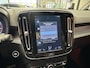 Volvo XC40 1.5 T3 R-DESIGN AUTOMAAT 360 CAMERA LEDER ALCANTARA NAVIGATIE CRUISE CONTROL STOEL EN STUUR VERWARMING KEYLESS GO APPLE CARPLAY/ANDROID RIJSTROOKSENSOREN ZEER MOOI !! Brgl