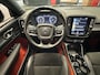 Volvo XC40 1.5 T3 R-DESIGN AUTOMAAT 360 CAMERA LEDER ALCANTARA NAVIGATIE CRUISE CONTROL STOEL EN STUUR VERWARMING KEYLESS GO APPLE CARPLAY/ANDROID RIJSTROOKSENSOREN ZEER MOOI !! Brgl