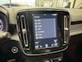 Volvo XC40 1.5 T3 R-DESIGN AUTOMAAT 360 CAMERA LEDER ALCANTARA NAVIGATIE CRUISE CONTROL STOEL EN STUUR VERWARMING KEYLESS GO APPLE CARPLAY/ANDROID RIJSTROOKSENSOREN ZEER MOOI !! Brgl