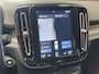 Volvo XC40 1.5 T3 R-DESIGN AUTOMAAT 360 CAMERA LEDER ALCANTARA NAVIGATIE CRUISE CONTROL STOEL EN STUUR VERWARMING KEYLESS GO APPLE CARPLAY/ANDROID RIJSTROOKSENSOREN ZEER MOOI !! Brgl