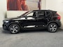 Volvo XC40 1.5 T3 R-DESIGN AUTOMAAT 360 CAMERA LEDER ALCANTARA NAVIGATIE CRUISE CONTROL STOEL EN STUUR VERWARMING KEYLESS GO APPLE CARPLAY/ANDROID RIJSTROOKSENSOREN ZEER MOOI !! Brgl