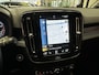Volvo XC40 1.5 T3 R-DESIGN AUTOMAAT 360 CAMERA LEDER ALCANTARA NAVIGATIE CRUISE CONTROL STOEL EN STUUR VERWARMING KEYLESS GO APPLE CARPLAY/ANDROID RIJSTROOKSENSOREN ZEER MOOI !! Brgl