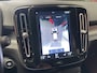 Volvo XC40 1.5 T3 R-DESIGN AUTOMAAT 360 CAMERA LEDER ALCANTARA NAVIGATIE CRUISE CONTROL STOEL EN STUUR VERWARMING KEYLESS GO APPLE CARPLAY/ANDROID RIJSTROOKSENSOREN ZEER MOOI !! Brgl