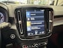 Volvo XC40 1.5 T3 R-DESIGN AUTOMAAT 360 CAMERA LEDER ALCANTARA NAVIGATIE CRUISE CONTROL STOEL EN STUUR VERWARMING KEYLESS GO APPLE CARPLAY/ANDROID RIJSTROOKSENSOREN ZEER MOOI !! Brgl