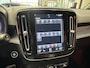 Volvo XC40 1.5 T3 R-DESIGN AUTOMAAT 360 CAMERA LEDER ALCANTARA NAVIGATIE CRUISE CONTROL STOEL EN STUUR VERWARMING KEYLESS GO APPLE CARPLAY/ANDROID RIJSTROOKSENSOREN ZEER MOOI !! Brgl