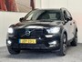 Volvo XC40 1.5 T3 R-DESIGN AUTOMAAT 360 CAMERA LEDER ALCANTARA NAVIGATIE CRUISE CONTROL STOEL EN STUUR VERWARMING KEYLESS GO APPLE CARPLAY/ANDROID RIJSTROOKSENSOREN ZEER MOOI !! Brgl