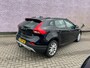 Volvo V40 Cross Country 1.6 T4 Momentum | Navigatie | Trekhaak | Lichtmetalen Velgen 17 inch | Parkeersensoren | LED Dagrijverlichting | High Performance Audio