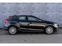 Volvo V40 Cross Country 1.6 T4 Momentum | Navigatie | Trekhaak | Lichtmetalen Velgen 17 inch | Parkeersensoren | LED Dagrijverlichting | High Performance Audio