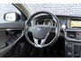 Volvo V40 Cross Country 1.6 T4 Momentum | Navigatie | Trekhaak | Lichtmetalen Velgen 17 inch | Parkeersensoren | LED Dagrijverlichting | High Performance Audio