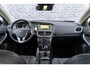 Volvo V40 Cross Country 1.6 T4 Momentum | Navigatie | Trekhaak | Lichtmetalen Velgen 17 inch | Parkeersensoren | LED Dagrijverlichting | High Performance Audio
