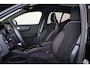 Volvo EX40 Performance Ultra Black Edition 82 kWh - Panorama/schuifdak - IntelliSafe Assist & Surround - 360º Camera - Harman/Kardon audio - Verwarmde voorstoelen, stuur & achterbank - Parkeersensoren voor & achter - Elektr. bedienb. voorstoelen met geheugen links - Draadloze tel. lader - Warmtepomp - Extra getint glas - Elektr. inklapbare trekhaak - 20' LMV