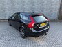 Volvo V60 2.0 T4 Kinetic | Navigatie | Bluetooth | Lederen Bekleding | Sportstoelen | Stoelverwarming | Trekhaak | Black pack | Lichtmetalen Velgen 17 inch | Parkeersensoren | Verwarmde Voorruit