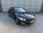 Volvo V60 2.0 T4 Kinetic | Navigatie | Bluetooth | Lederen Bekleding | Sportstoelen | Stoelverwarming | Trekhaak | Black pack | Lichtmetalen Velgen 17 inch | Parkeersensoren | Verwarmde Voorruit