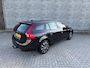 Volvo V60 2.0 T4 Kinetic | Navigatie | Bluetooth | Lederen Bekleding | Sportstoelen | Stoelverwarming | Trekhaak | Black pack | Lichtmetalen Velgen 17 inch | Parkeersensoren | Verwarmde Voorruit