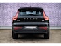 Volvo XC40 Recharge Plus 70 kWh | Adaptieve Cruise Control | Dodehoek Detectie | Stoel en Stuurverwarming | 20” | Nubuck Bekleding |